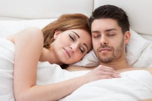 Mann & Frau schlafend